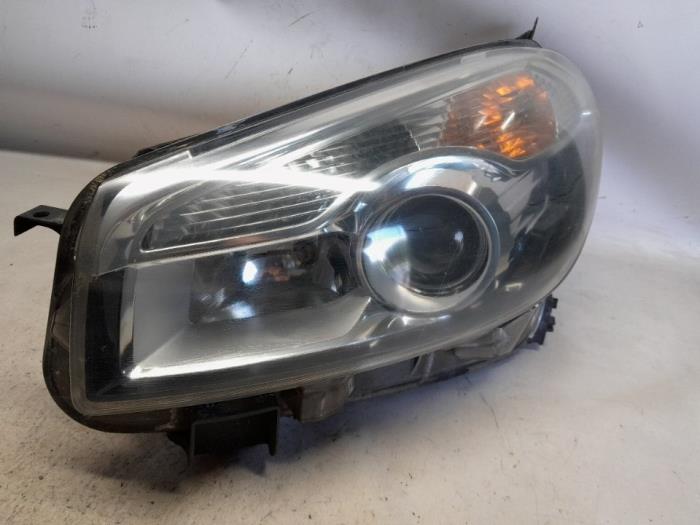 Używane Reflektor lewy Nissan Qashqai (J10) 2.0 dCi 4x4 Cena € 157,50 Procedura marży oferowane przez Reclycar De Boer BV