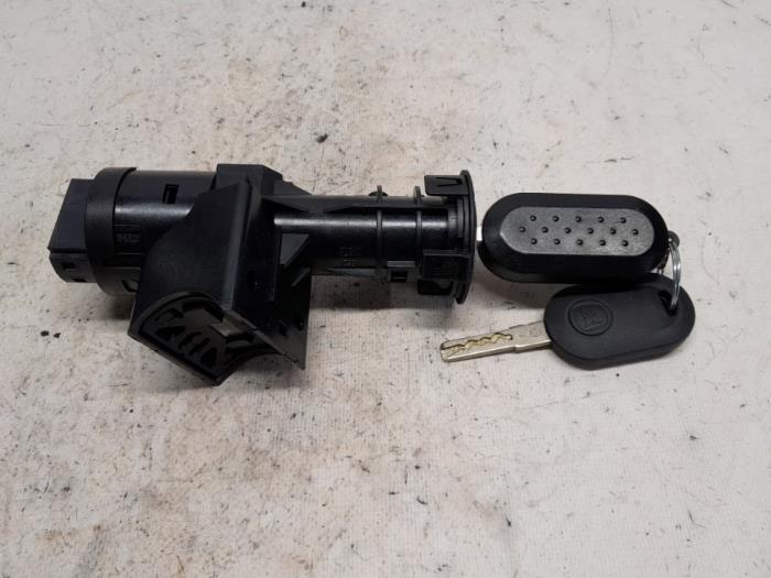 Używane Stacyjka + Kluczyk Fiat Panda (312) 1.0 Hybrid Cena € 52,50 Procedura marży oferowane przez Reclycar De Boer BV