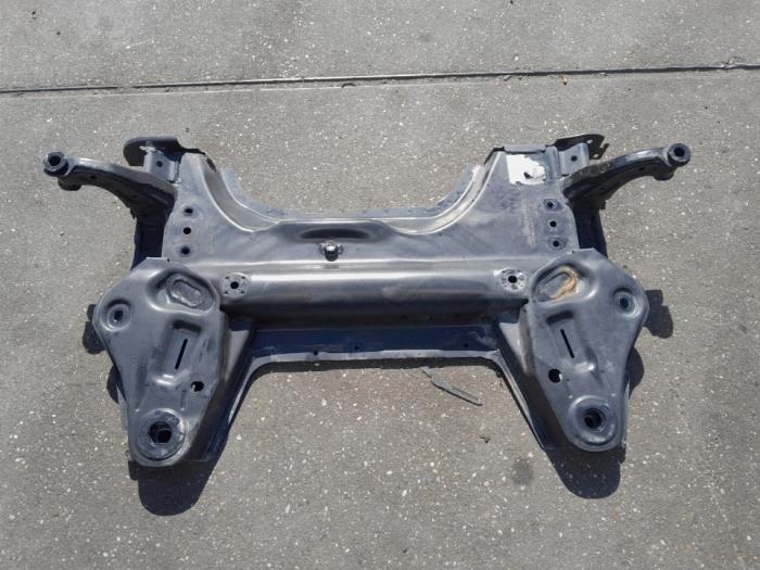 Usados Subchasis Opel Corsa F (UB/UH/UP) 1.2 Turbo 12V 100 Precio € 176,40 Norma de margen ofrecido por Reclycar De Boer BV