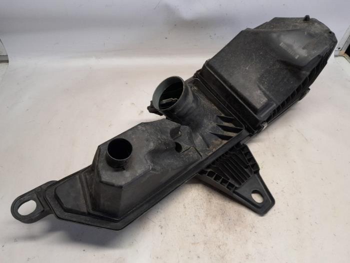 Begagnade Luftfilterhus BMW 1 serie (F20) 118d 2.0 16V Pris € 52,50 Marginaltabell erbjuds av Reclycar De Boer BV
