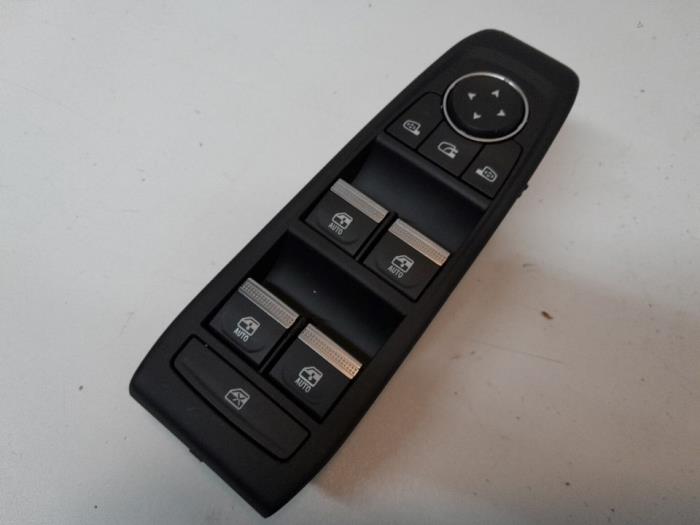 Usados Interruptor de ventanilla eléctrica Renault Austral 1.2 Mild Hybrid Advanced 130 Precio € 93,45 Norma de margen ofrecido por Reclycar De Boer BV