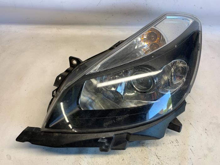 Używane Reflektor lewy Renault Clio III (BR/CR) 1.4 16V Cena € 52,50 Procedura marży oferowane przez Reclycar De Boer BV
