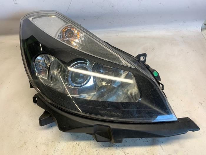 Używane Reflektor prawy Renault Clio III (BR/CR) 1.4 16V Cena € 52,50 Procedura marży oferowane przez Reclycar De Boer BV