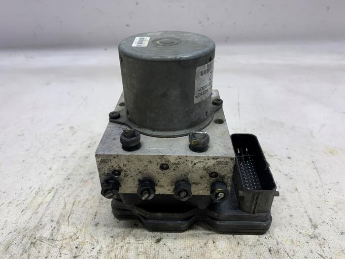 Begagnade ABS-pump Hyundai i40 CW (VFC) 1.7 CRDi 16V Pris € 136,50 Marginaltabell erbjuds av Reclycar De Boer BV