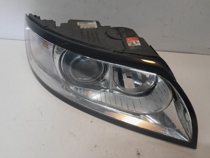Używane Reflektor prawy Volvo V50 (MW) 2.4 D5 20V Cena € 294,00 Procedura marży oferowane przez Reclycar De Boer BV