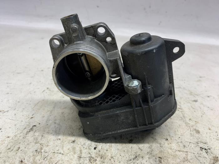 Gebrauchte Drosselklappengehäuse Peugeot 208 I (CA/CC/CK/CL) 1.2 Vti 12V PureTech 82 Preis € 32,55 Margenregelung angeboten von Reclycar De Boer BV