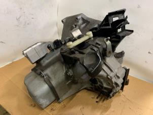 Getriebe van een Peugeot 208 I (CA/CC/CK/CL) 1.2 Vti 12V PureTech 82 2017