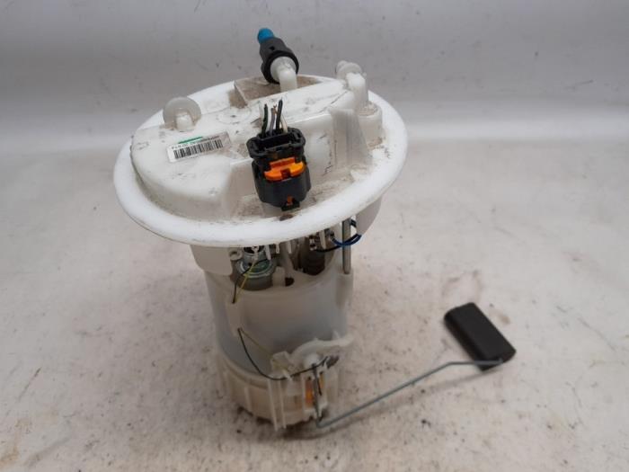Usagé Pompe à carburant Opel Crossland (X) 1.2 12V Prix € 44,10 Règlement à la marge proposé par Reclycar De Boer BV