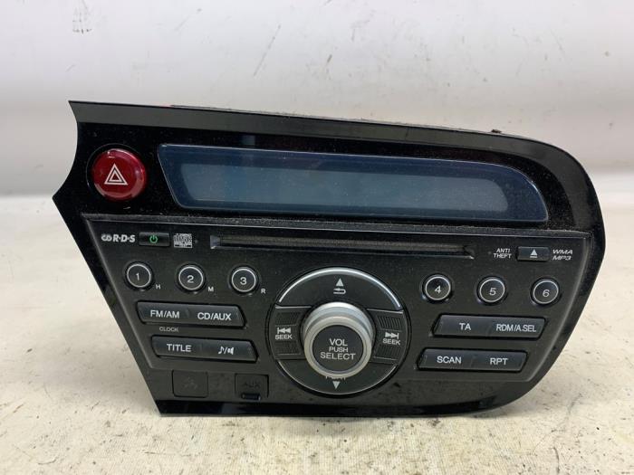 Używane Radioodtwarzacz CD Honda Insight (ZE2) 1.3 16V VTEC Cena € 47,25 Procedura marży oferowane przez Reclycar De Boer BV
