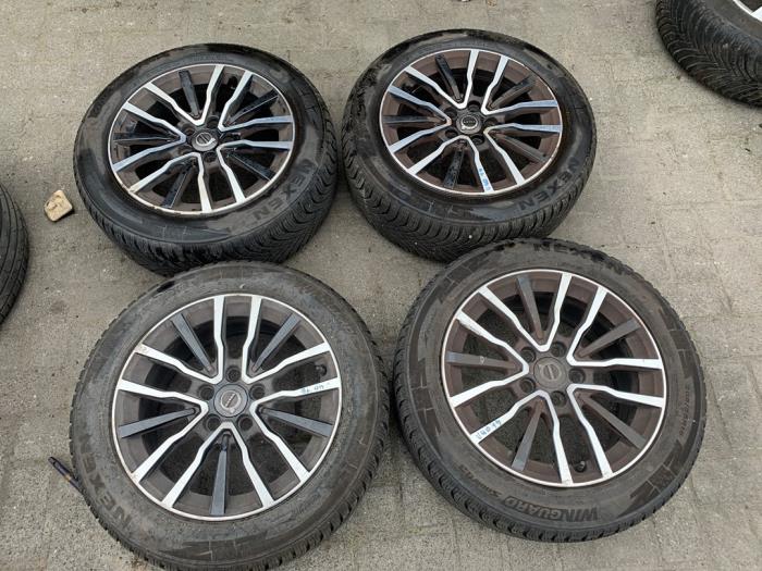 Begagnade Hjuluppsättning + vinterdäck Volvo V40 (MV) 2.0 D2 16V Pris € 330,75 Marginaltabell erbjuds av Reclycar De Boer BV