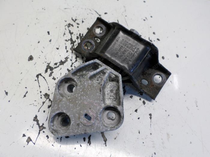 Used Engine mount Renault Clio III (BR/CR) 1.2 16V 75 Price € 21,00 Margin scheme offered by Reclycar De Boer BV