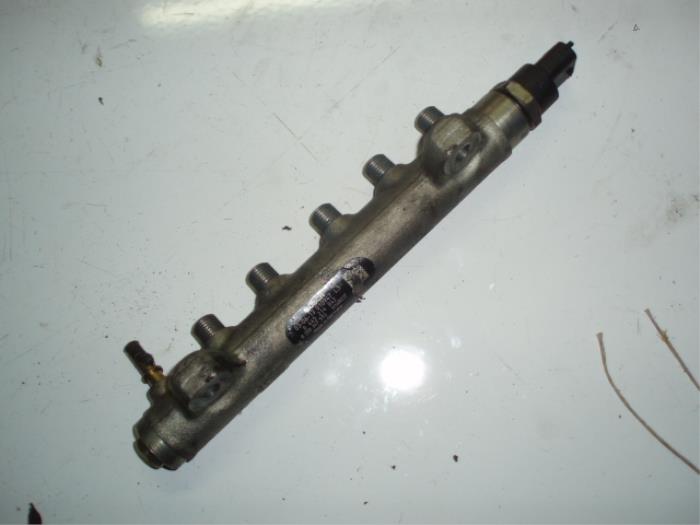 Fuel distributor from a Renault Espace (JK) 2.2 dCi 16V 2005