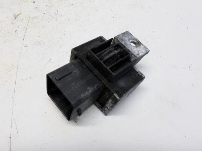 Glow plug relay from a Renault Scénic II (JM) 1.5 dCi 105 2006