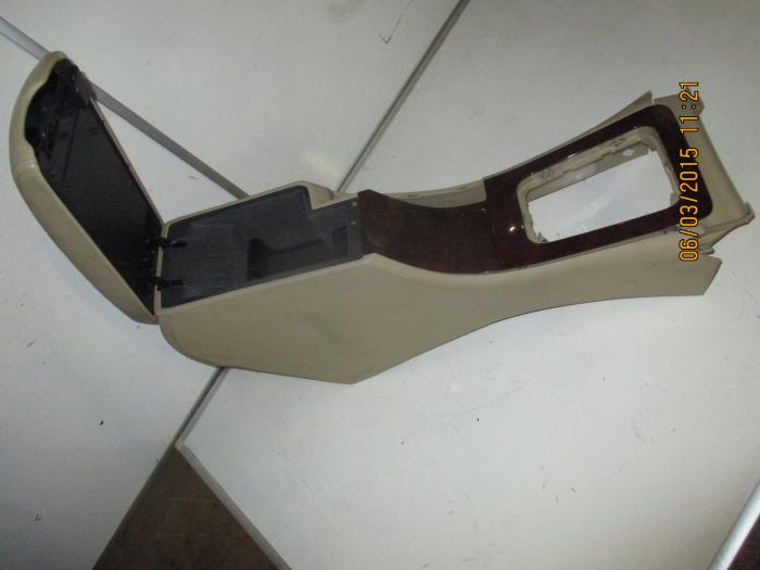 Middle console from a Peugeot 407 (6D) 2.0 HDiF 16V 2004
