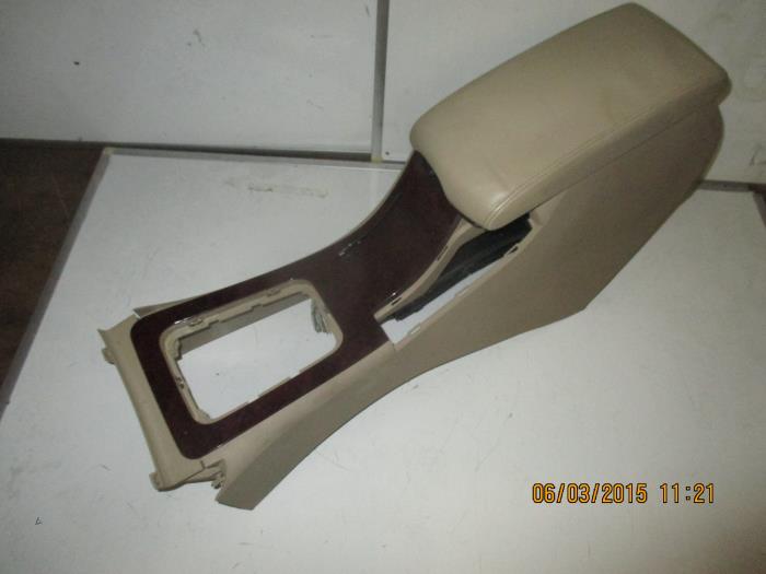 Middle console from a Peugeot 407 (6D) 2.0 HDiF 16V 2004