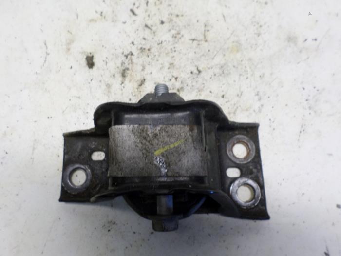 Engine mount from a Renault Modus/Grand Modus (JP) 1.5 dCi 65 FAP 2005