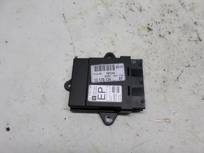 Używane Modul Comfort Opel Vectra C Caravan 3.0 CDTI V6 24V Cena € 26,25 Procedura marży oferowane przez Reclycar De Boer BV