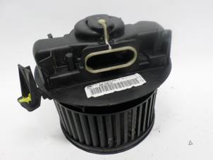 Usados Motor de ventilador de calefactor Dacia Sandero I (BS) 1.2 16V Precio € 26,25 Norma de margen ofrecido por Reclycar De Boer BV