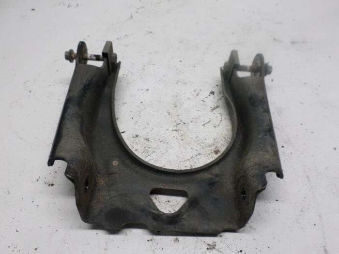 Front upper wishbone, left from a Peugeot 407 SW (6E) 1.6 HDi 16V 2005
