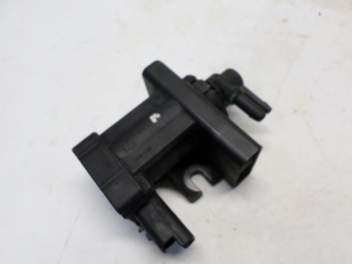 Vacuum valve from a Citroën C4 Picasso (UD/UE/UF) 2.0 HDiF 16V 135 2008