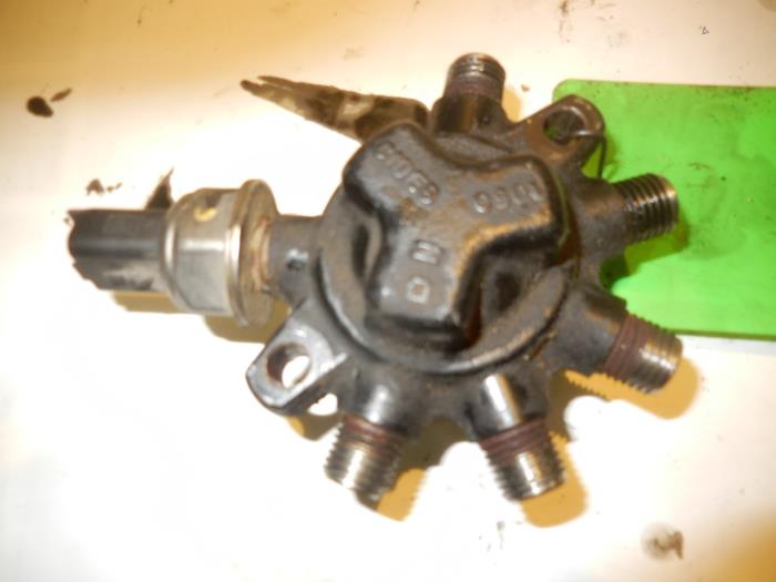 Fuel distributor from a Renault Clio II Societe (SB) 1.5 dCi 68 2006