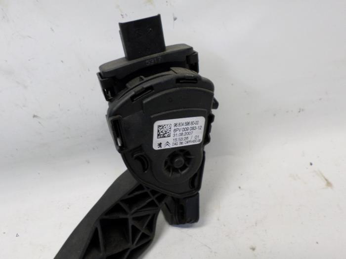 Gaspedalposition Sensor van een Peugeot 1007 (KM) 1.4 HDI 2007