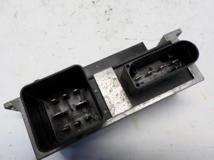 Glow plug relay Renault Megane III Berline 1.5 dCi 110 8200558438A