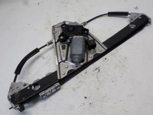 Używane Mechanizm szyby prawej tylnej wersja 4-drzwiowa Mercedes S (W220) 5.0 S-500 V8 24V Cena € 26,25 Procedura marży oferowane przez Reclycar De Boer BV