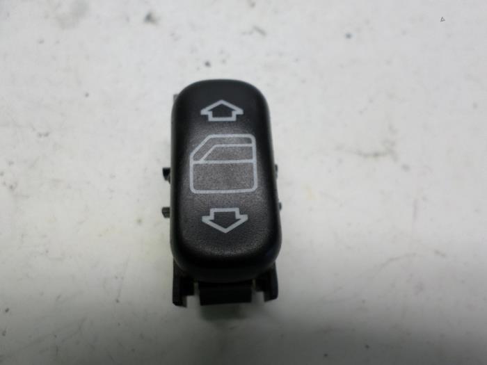 Usados Interruptor de ventanilla eléctrica Mercedes S (W220) 5.0 S-500 V8 24V Precio € 21,00 Norma de margen ofrecido por Reclycar De Boer BV