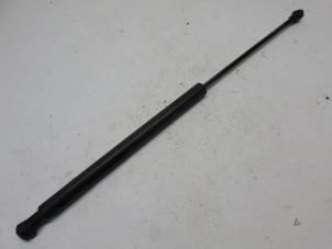 Begagnade Gasfjäder, höger bak Peugeot 207/207+ (WA/WC/WM) 1.4 16V Pris € 10,50 Marginaltabell erbjuds av Reclycar De Boer BV