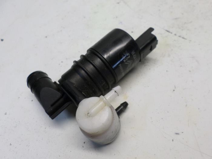 Windscreen washer pump from a Citroën DS5 (KD/KF) 2.0 HDiF 160 16V 2013