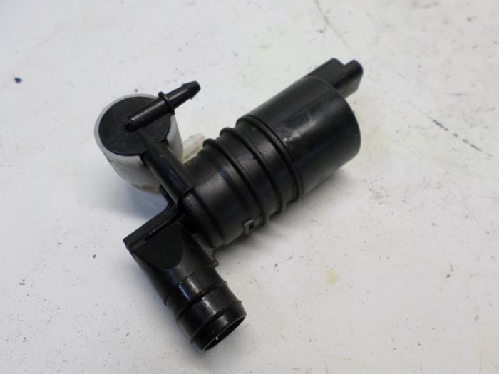 Windscreen washer pump from a Citroën DS5 (KD/KF) 2.0 HDiF 160 16V 2013