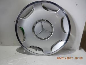 Usagé Enjoliveur Mercedes C-Klasse Prix € 5,25 Règlement à la marge proposé par Reclycar De Boer BV
