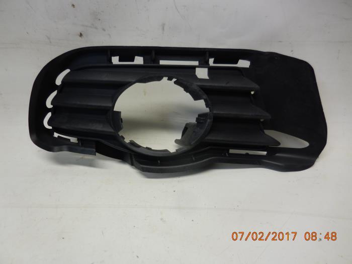 Fog light cover plate, right from a Mercedes C-Klasse 2008