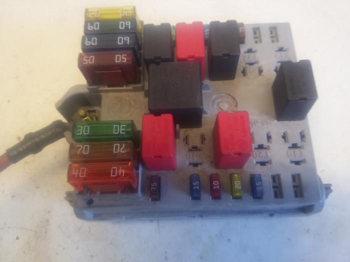 Fuse box from a Fiat Punto II (188) 1.2 60 S 2005