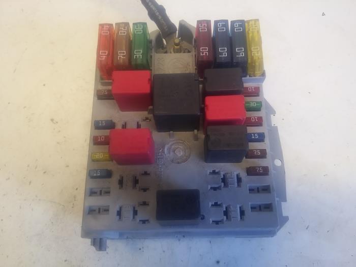 Fuse box from a Fiat Punto II (188) 1.2 60 S 2005