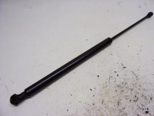 Begagnade Gasfjäder, höger bak Peugeot 207/207+ (WA/WC/WM) 1.6 16V VTi Pris € 10,50 Marginaltabell erbjuds av Reclycar De Boer BV