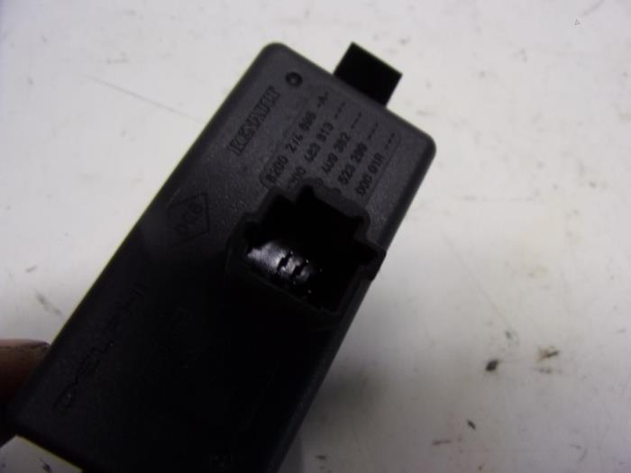 Panic lighting switch from a Renault Clio III (BR/CR) 1.5 dCi FAP 2011