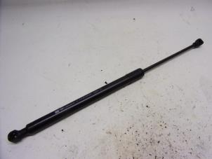 Used Rear gas strut, right Renault Clio IV (5R) 0.9 Energy TCE 90 12V Price € 10,50 Margin scheme offered by Reclycar De Boer BV