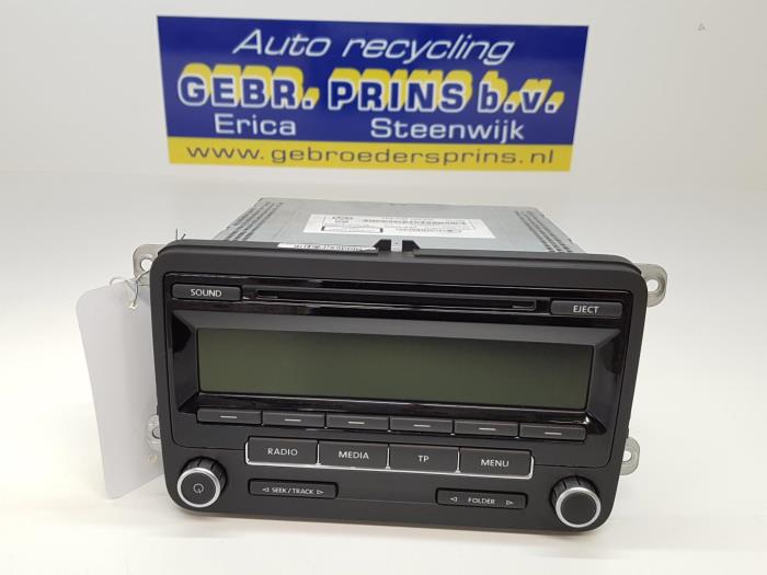 Reproductor de CD y radio de un Volkswagen Touran (1T3) 1.6 TDI 16V 2014