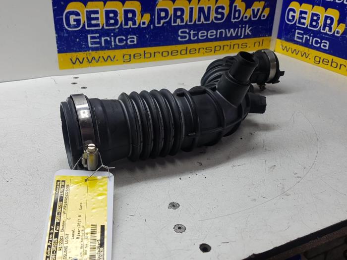 Air intake hose from a Renault Clio IV (5R) 0.9 Energy TCE 90 12V 2017