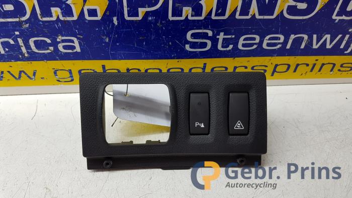 Używane Przelacznik hamulca postojowego Renault Laguna III Estate (KT) Cena € 15,00 Procedura marży oferowane przez Autorec. Gebr. Prins b.v.