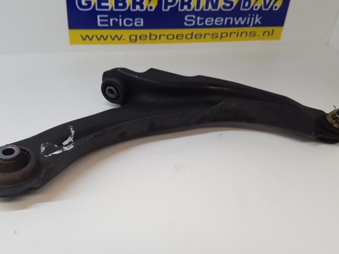 Front lower wishbone, right from a Renault Clio IV (5R) 1.5 Energy dCi 90 FAP 2014