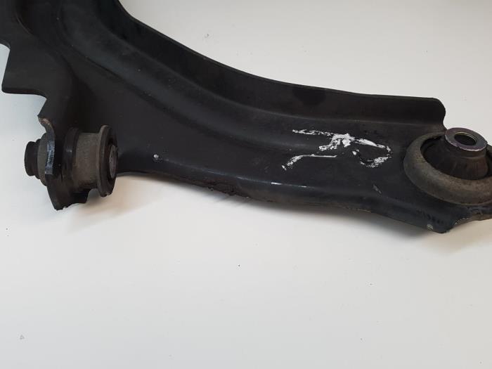 Front lower wishbone, right from a Renault Clio IV (5R) 1.5 Energy dCi 90 FAP 2014
