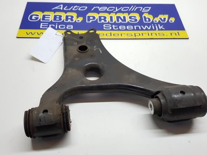 Front lower wishbone, left from a Mercedes-Benz B (W245,242) 1.5 B-160 16V 2011