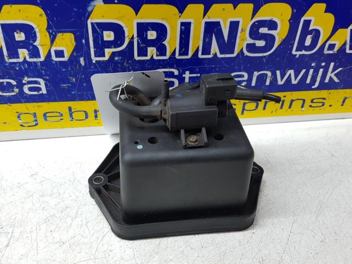 Vacuum valve from a BMW 5 serie Touring (F11) 520d 16V 2016