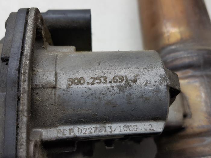 Exhaust throttle valve from a Volkswagen Golf VII (AUA) 1.6 TDI BlueMotion 16V 2013