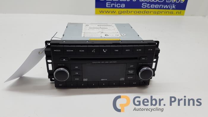 Używane Radioodtwarzacz CD Dodge Nitro 3.7 STX V6 4x4 Autom. Cena € 75,00 Procedura marży oferowane przez Autorec. Gebr. Prins b.v.