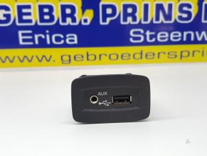 Używane Zlacze AUX/USB Renault Trafic New (FL) 2.0 dCi 16V 90 Cena € 20,00 Procedura marży oferowane przez Autorec. Gebr. Prins b.v.