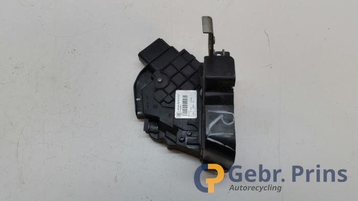Begagnade Dörrlåsmekanism, 4-dörrars, höger fram Ford S-Max (GBW) 2.0 16V Pris € 30,00 Marginaltabell erbjuds av Autorec. Gebr. Prins b.v.